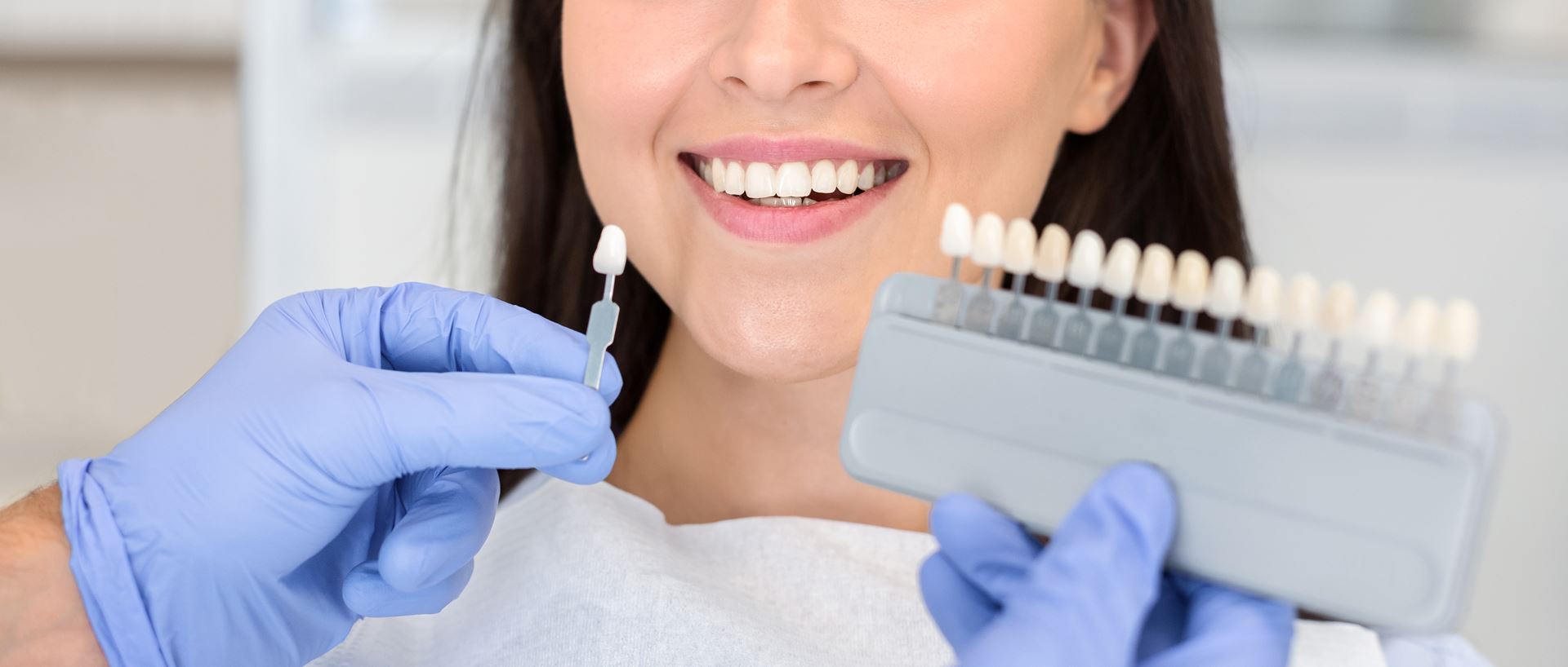 dentist-applying-sample-from-tooth-scale-to-happy-75F6SK6 Oferta Blanqueamiento Dental
